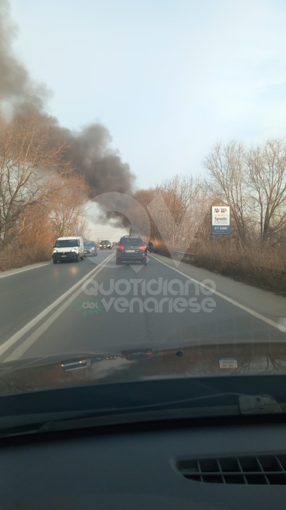 INCENDIO TRA TORINO, SAVONERA E VENARIA - A fuoco dei rifiuti: colonna di fumo visibile a distanza - FOTO