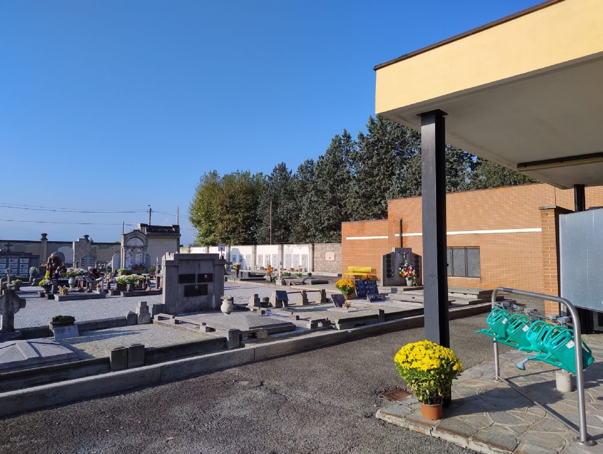 VENARIA - Nei cimiteri della Reale arrivano 32 nuove panchine - FOTO