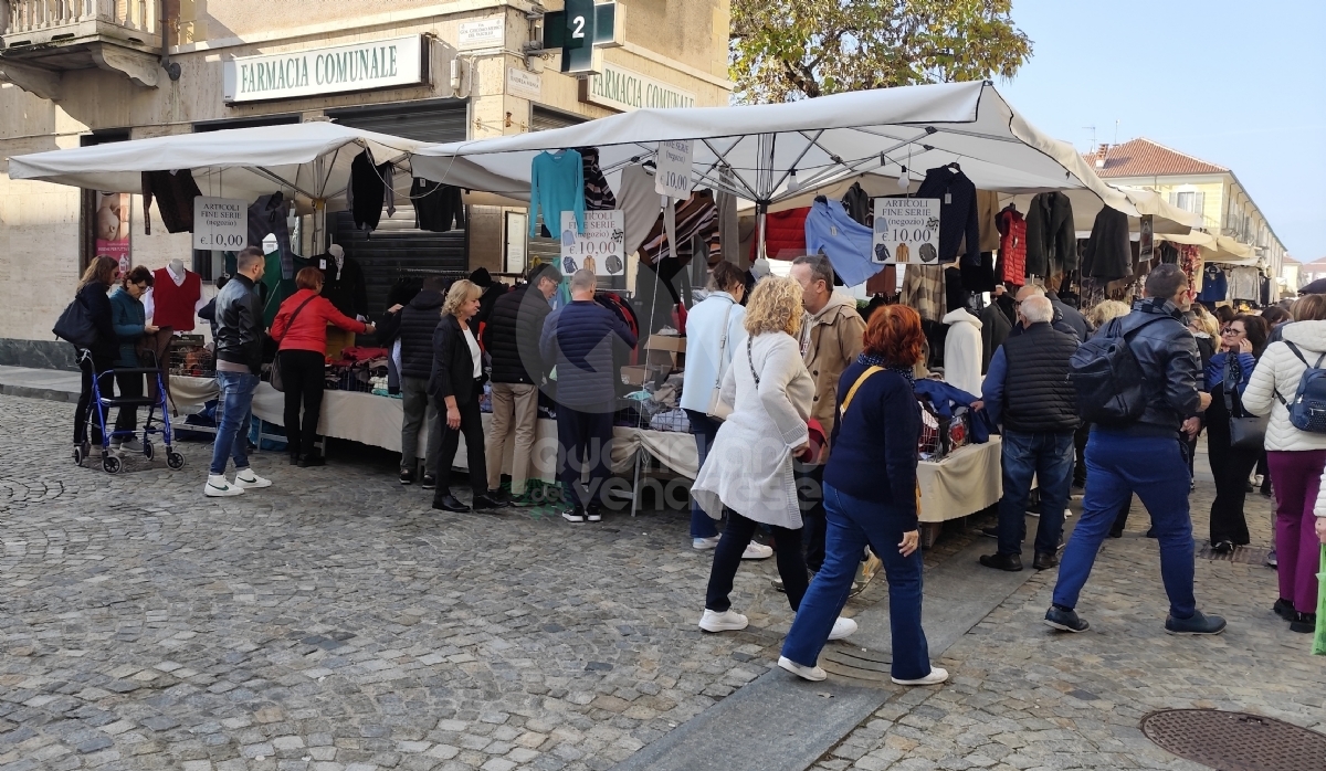 VENARIA - Centro gremito per il mercato del «Crocetta Più in Tour» - FOTO