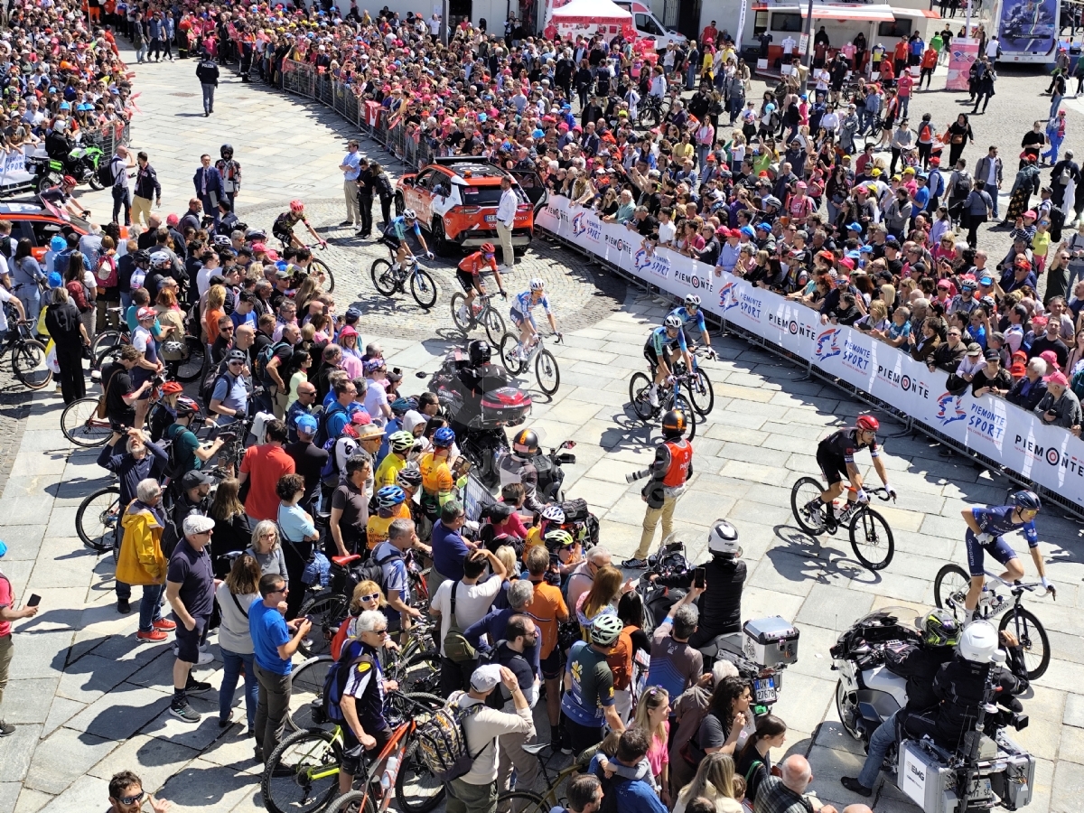 GIRO D'ITALIA A VENARIA - Una grande festa per la «Grande Partenza» - FOTO E VIDEO