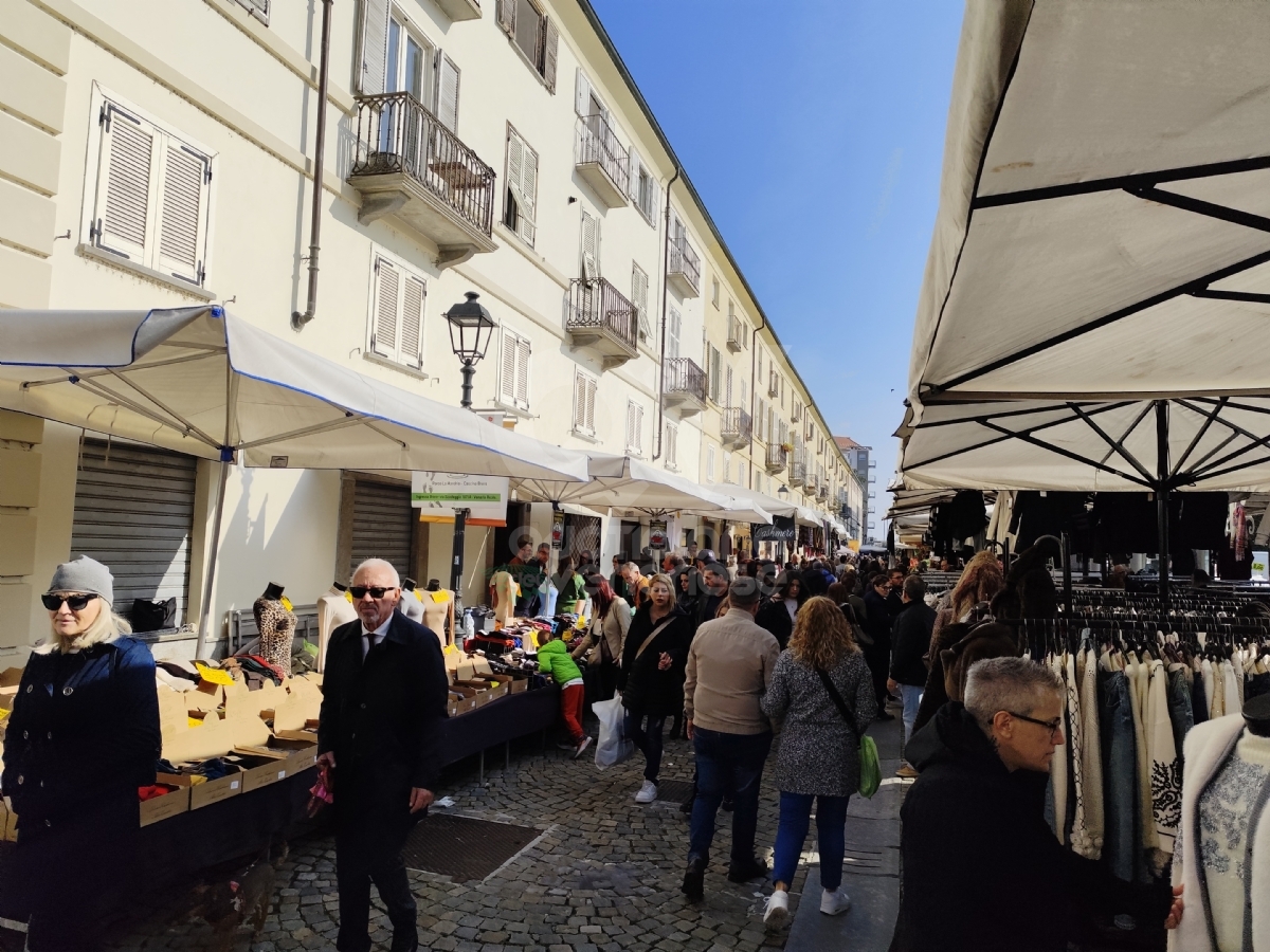 VENARIA - Centro gremito per il mercato del «Crocetta Più in Tour» - FOTO