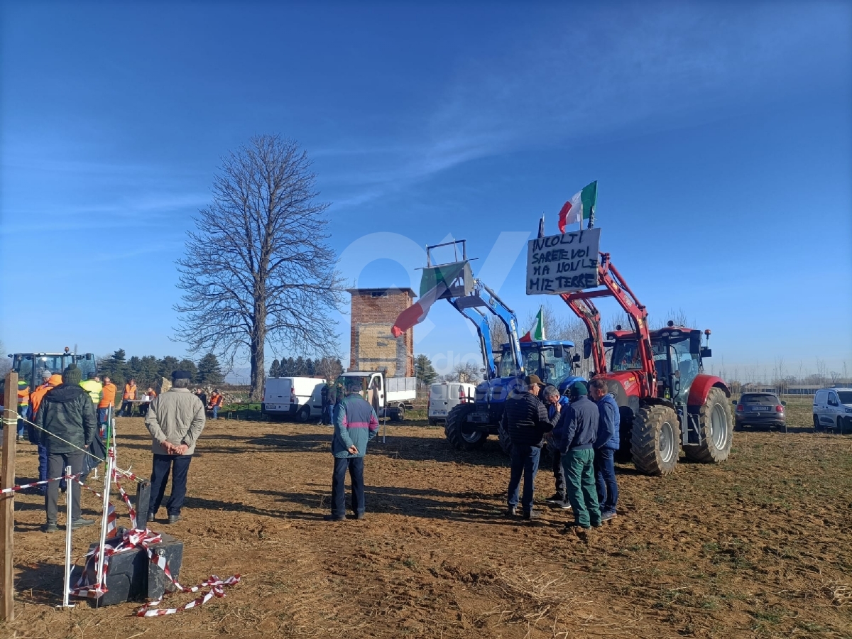 RIVOLI - La protesta degli agricoltori di tutta la nostra zona: trattori sulle strade - FOTO