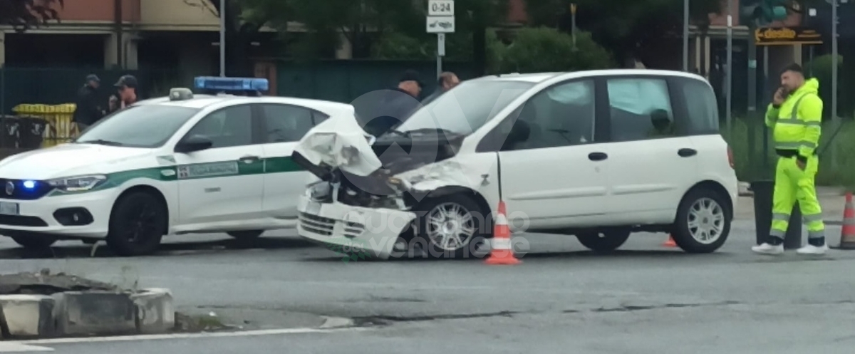 INCIDENTE A VENARIA Sempre all'incrocio tra corso Alessandria e via Druento: un ferito - FOTO