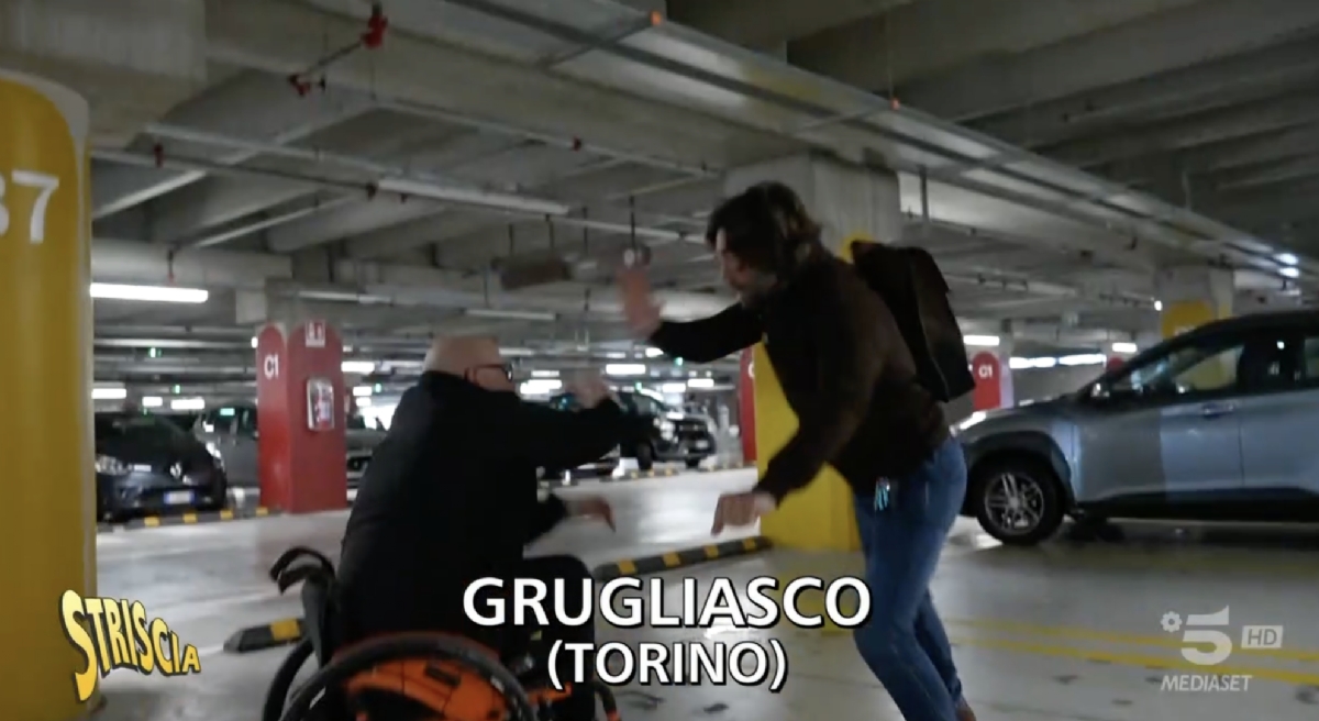 GRUGLIASCO - Sosta abusiva negli spazi per i disabili: al centro commerciale arriva «Striscia» - FOTO