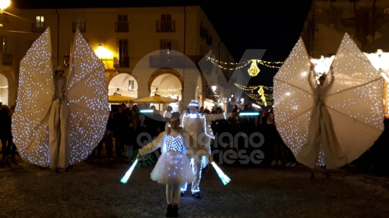 VENARIA - Il grande cervo in piazza Annunziata è stato illuminato: il Natale è iniziato in città