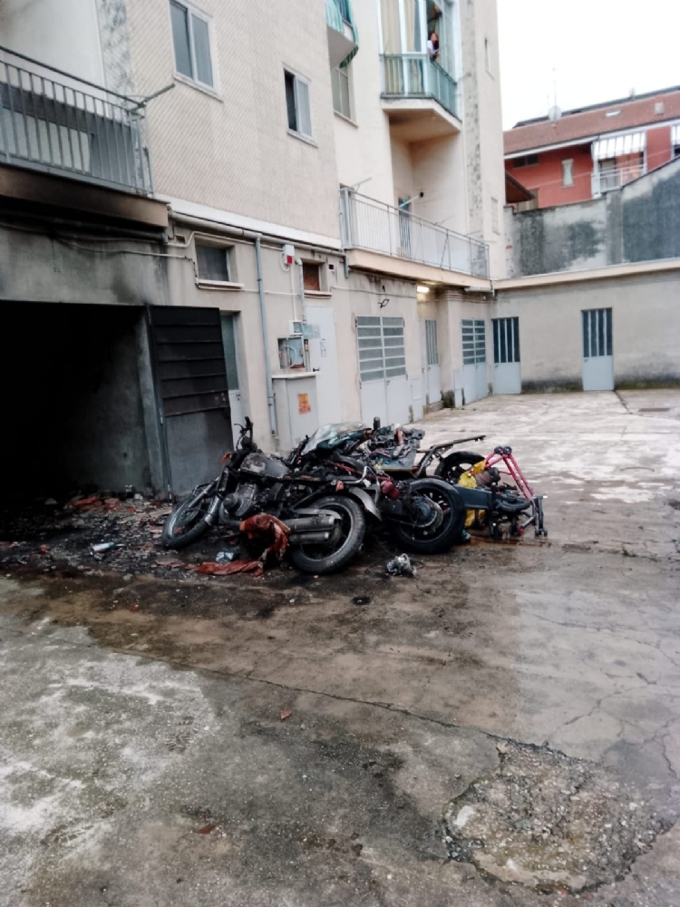 GRUGLIASCO - Furioso incendio in un garage: tre moto distrutte e balcone del condominio vicino inagibile - FOTO