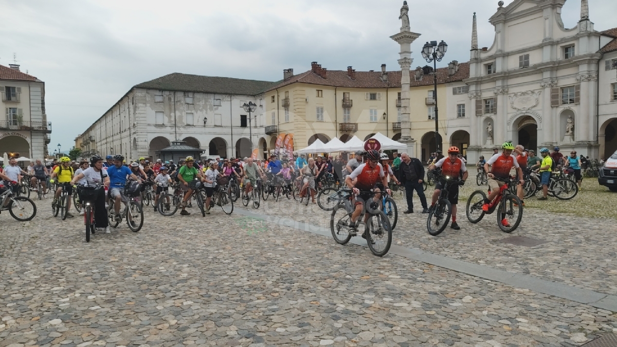 VENARIA - I venti anni della «Free Bike» con una doppia «gita in sella» tra Svizzera e Val Pellice - FOTO E VIDEO