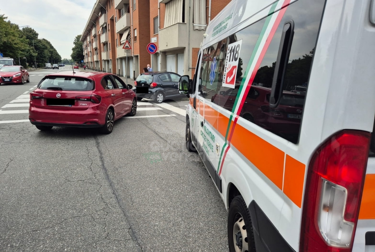 INCIDENTE A VENARIA - Scontro fra due auto all'incrocio: una donna ferita - FOTO