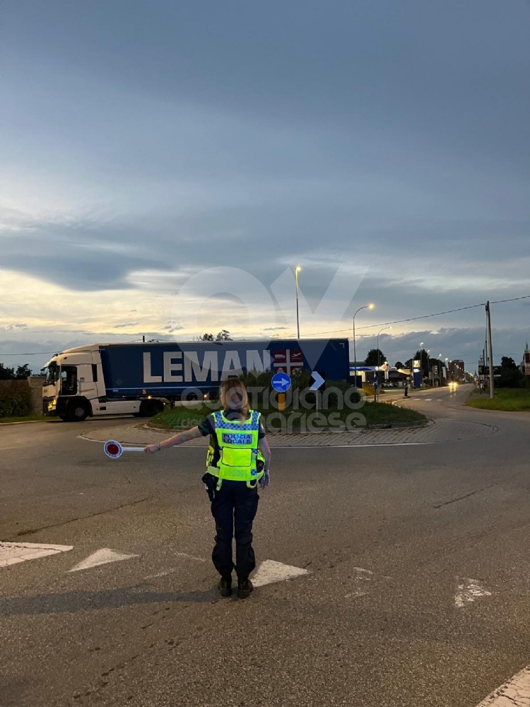 INCIDENTE A BORGARO - Camion rimane bloccato in via Lanzo a causa dei freni - FOTO