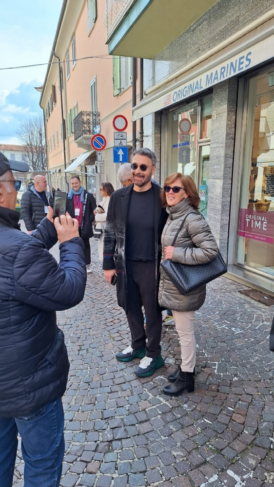 RIVOLI - Tutti pazzi per Raoul Bova: video, selfie e fotografie durante la giornata rivolese - FOTO