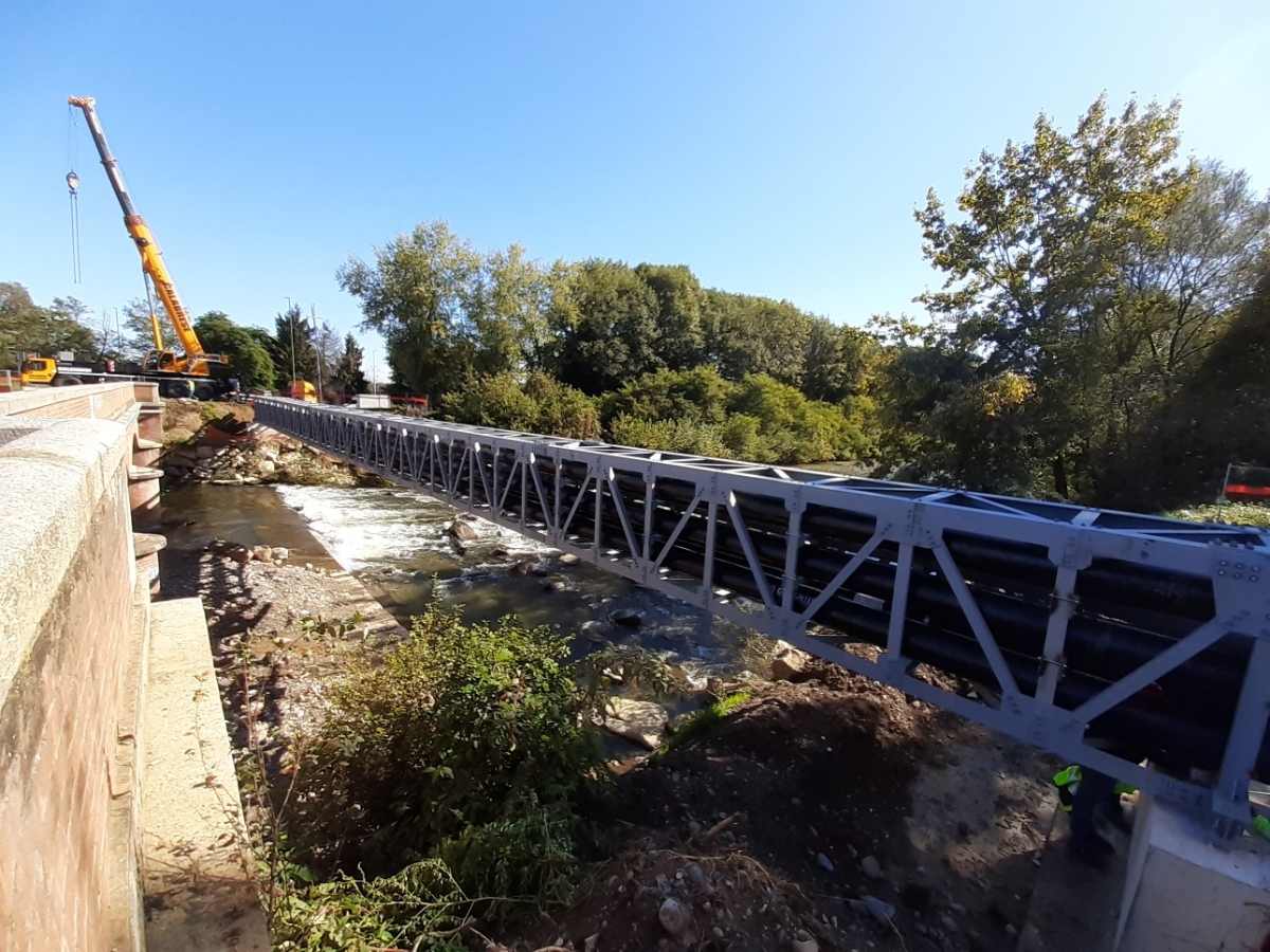 VENARIA - Nuovo ponte sul Ceronda: posizionato il traliccio provvisorio per i sottoservizi - FOTO