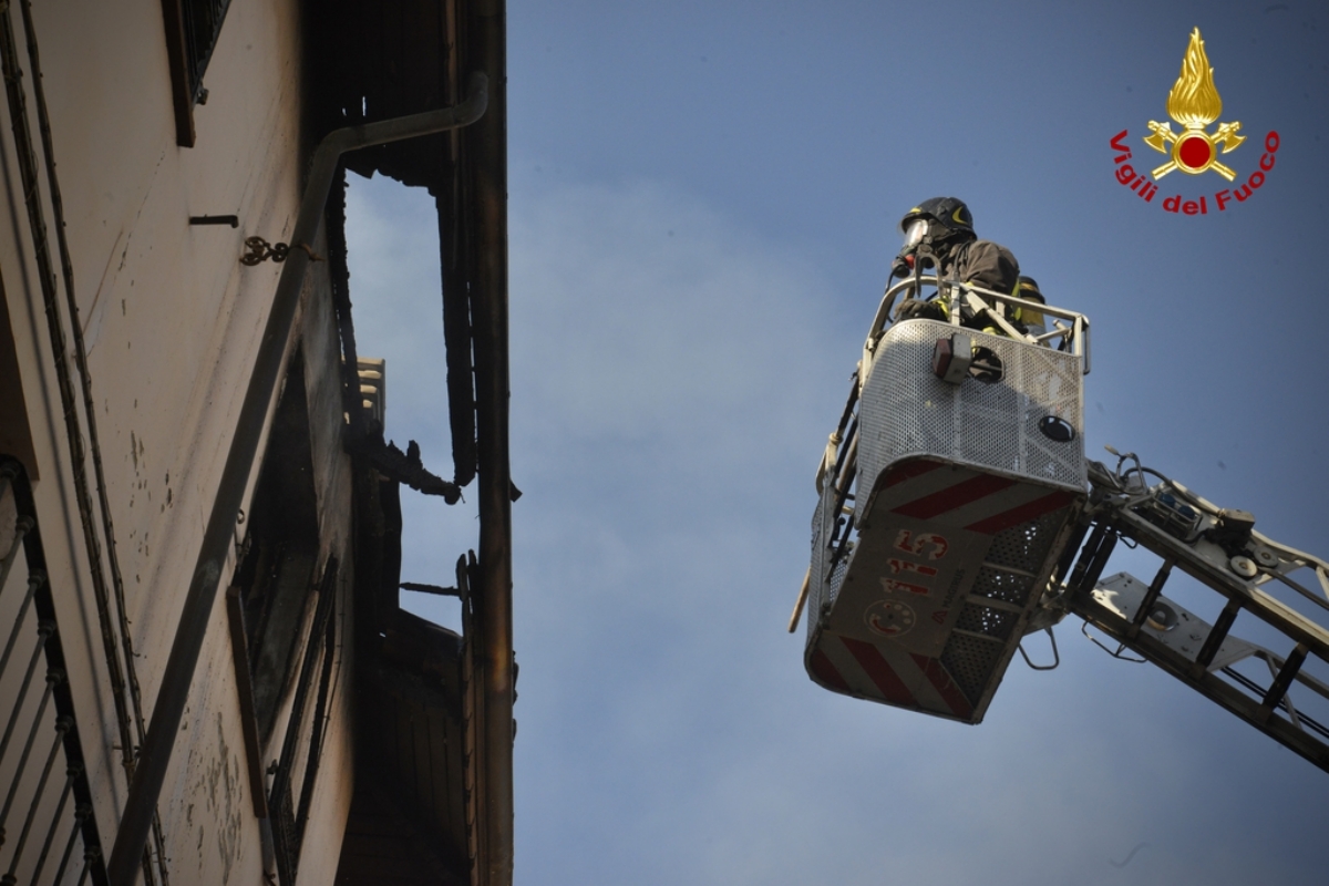 INCENDIO A MATHI - In un alloggio in via Caporossi: mamma e tre figli scappano in tempo - FOTO E VIDEO