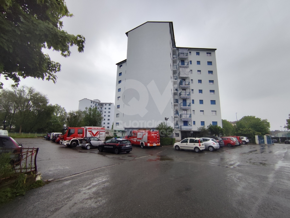 INCENDIO A VENARIA - Fiamme in un alloggio: inquilina intossicata, in salvo cane e gatti - FOTO