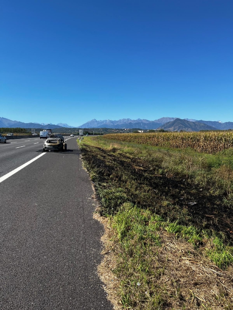 RIVOLI - Auto divorata dalle fiamme: paura in tangenziale - FOTO