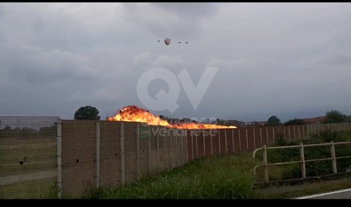 FRECCIA TRICOLORE SI SCHIANTA AL SUOLO - Pilota riesce a lanciarsi - VIDEO