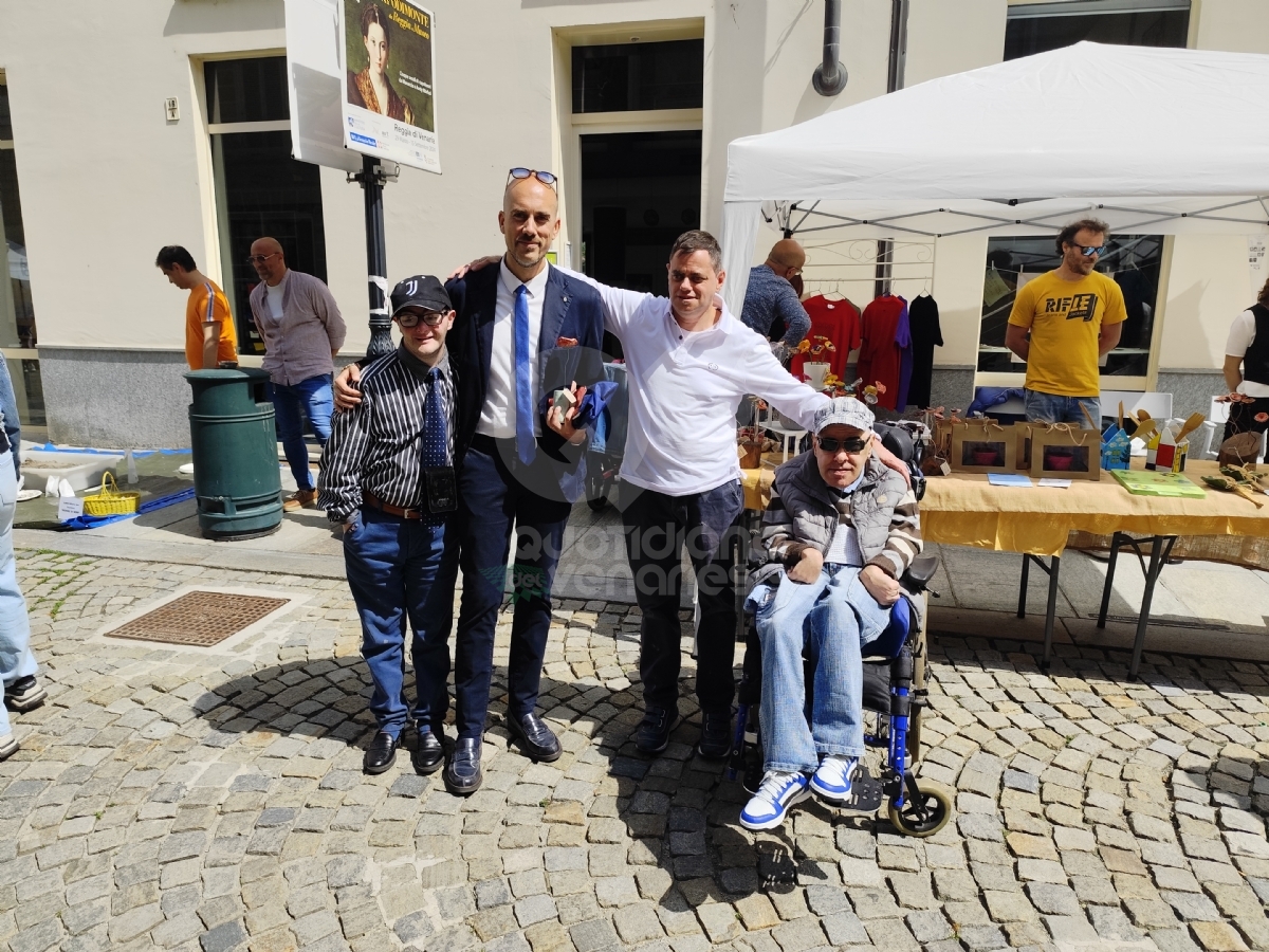 VENARIA - Fiori, profumi, essenze, prelibatezze: via alla ventesima «Festa delle Rose» - FOTO