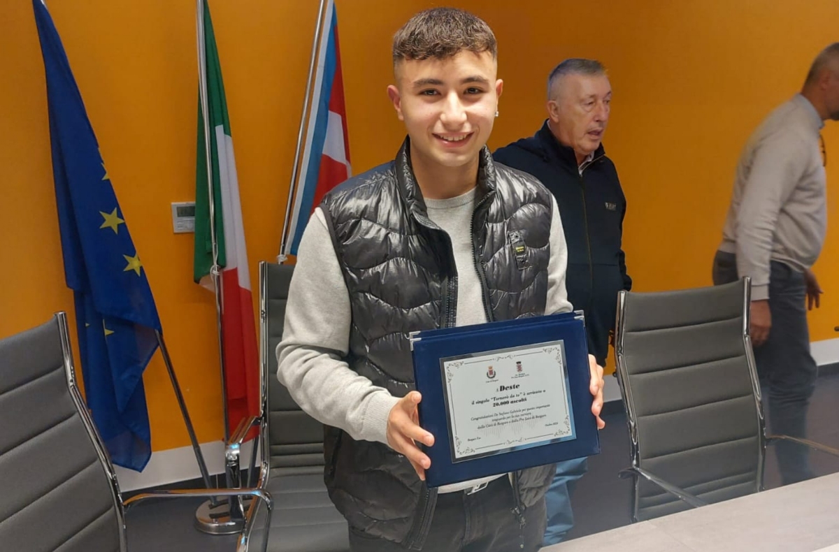 BORGARO - Un premio per «Deste»: con la musica trap ha fatto conoscere Borgaro ovunque - FOTO