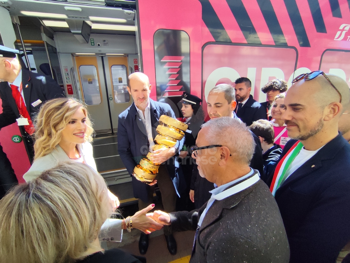 GIRO D'ITALIA - Il «Trofeo senza fine» è arrivato a Venaria: a consegnarlo Martina Colombari - FOTO E VIDEO