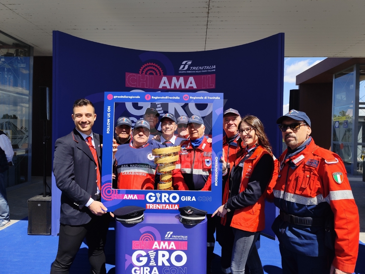 GIRO D'ITALIA - Il «Trofeo senza fine» è arrivato a Venaria: a consegnarlo Martina Colombari - FOTO E VIDEO