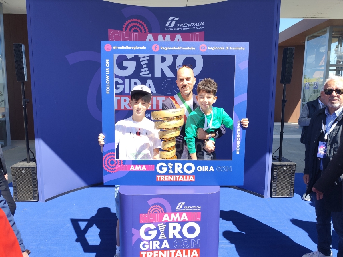 GIRO D'ITALIA - Il «Trofeo senza fine» è arrivato a Venaria: a consegnarlo Martina Colombari - FOTO E VIDEO