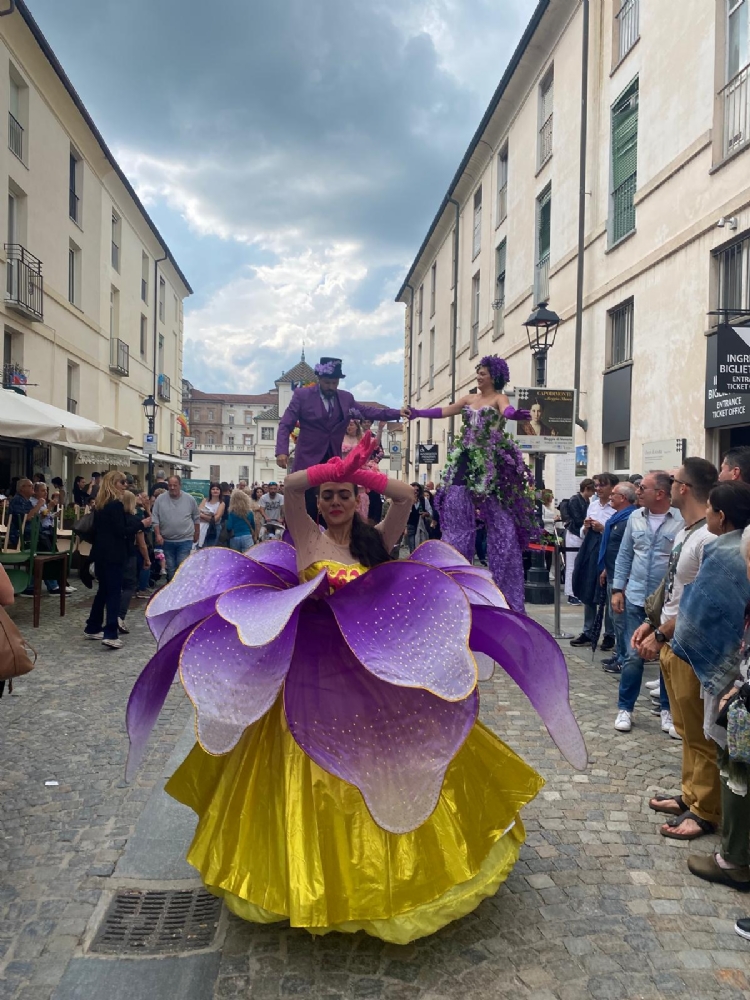 VENARIA - Bagno di folla per la ventesima edizione della «Festa delle Rose» - FOTO