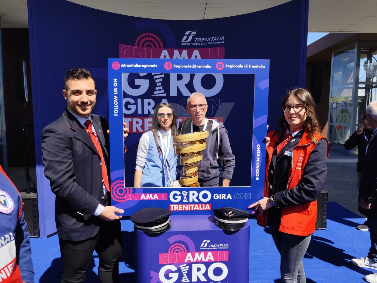 GIRO D'ITALIA - Il «Trofeo senza fine» è arrivato a Venaria: a consegnarlo Martina Colombari - FOTO E VIDEO