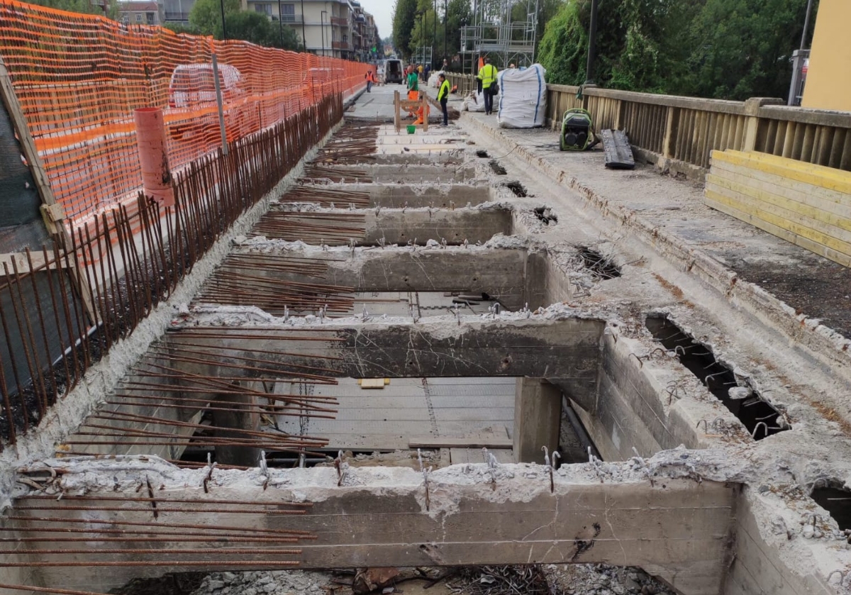 ALPIGNANO - Il Ponte Nuovo riapre a metà novembre. In arrivo parapetti o reti sporgenti anti suicidi