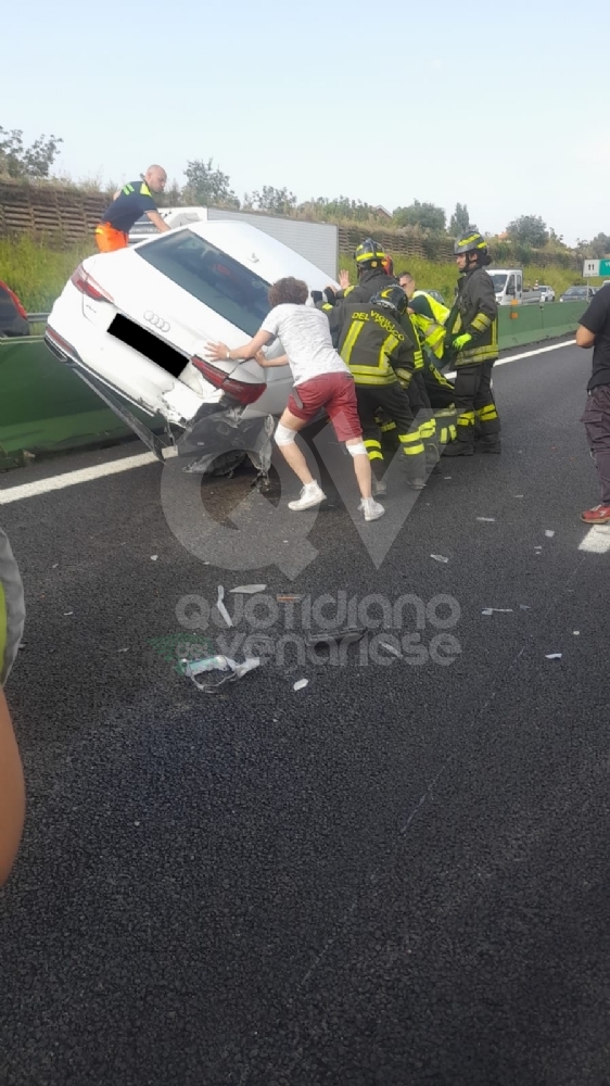 INCIDENTE IN TANGENZIALE A VENARIA - Scontro fra due auto, una finisce sulle barriere in cemento - FOTO