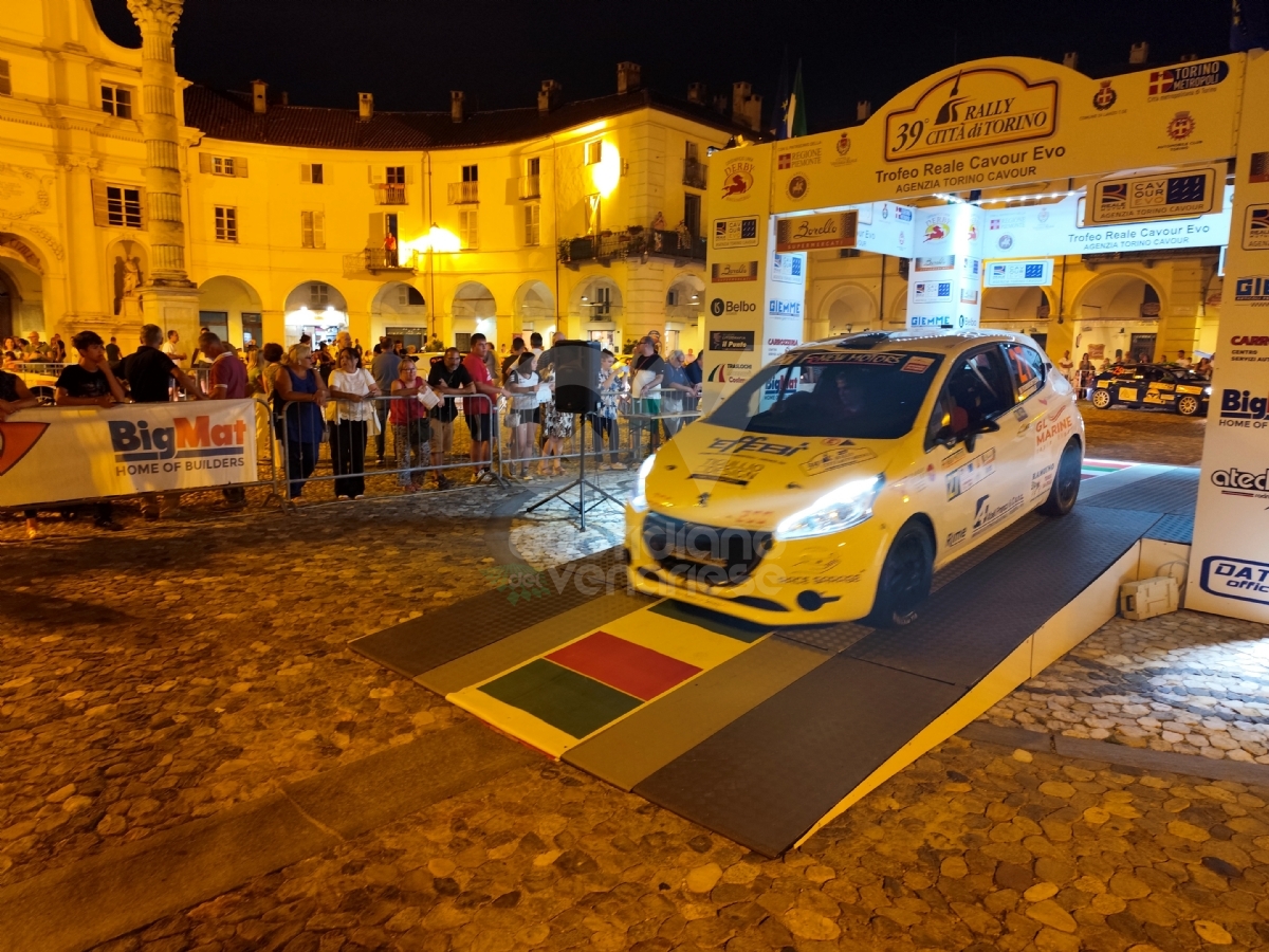 VENARIA - In Città la magia del Rally: tantissimi i curiosi e gli appassionati - FOTO