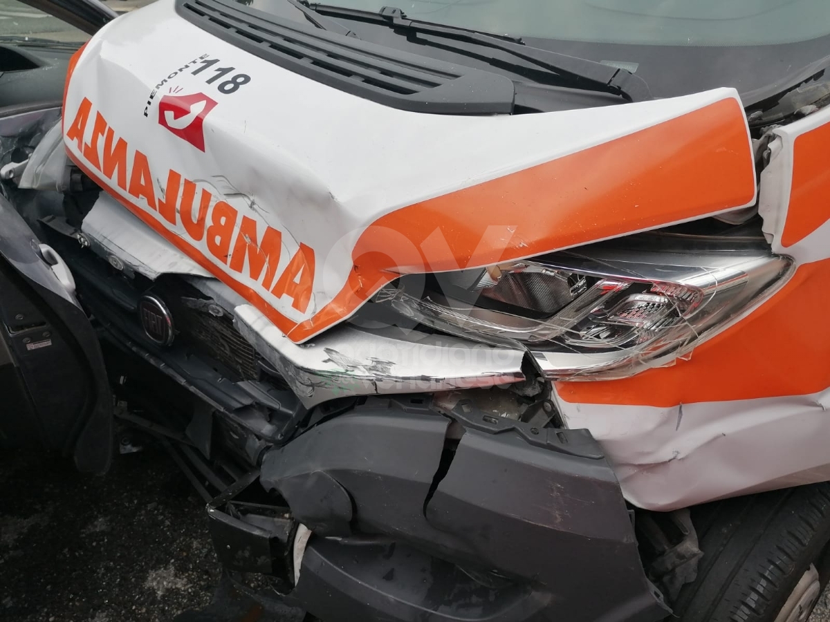 INCIDENTE TRA TORINO E VENARIA - Scontro fra un'auto e l'ambulanza della «Croce Reale»: 4 feriti, tra cui un minore - FOTO