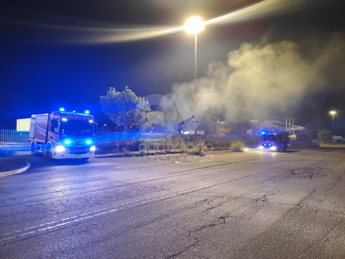 INCENDIO A VENARIA - Fiamme in un container dell'ecocentro: lungo lavoro per i Vigili del Fuoco - FOTO