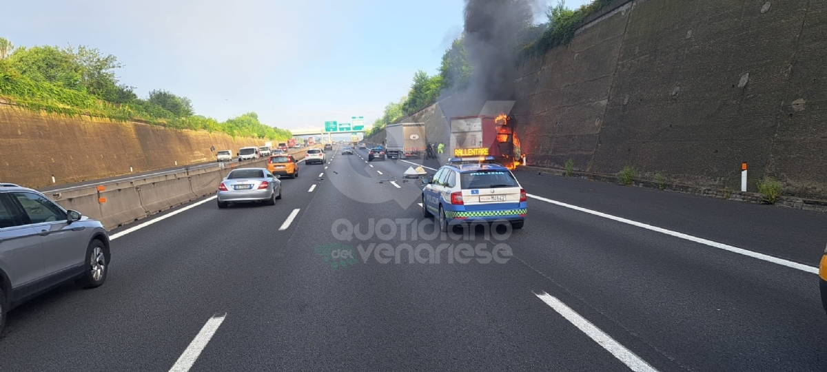 INCIDENTI IN TANGENZIALE - Diversi tamponamenti: furgone prende fuoco, grave conducente - FOTO