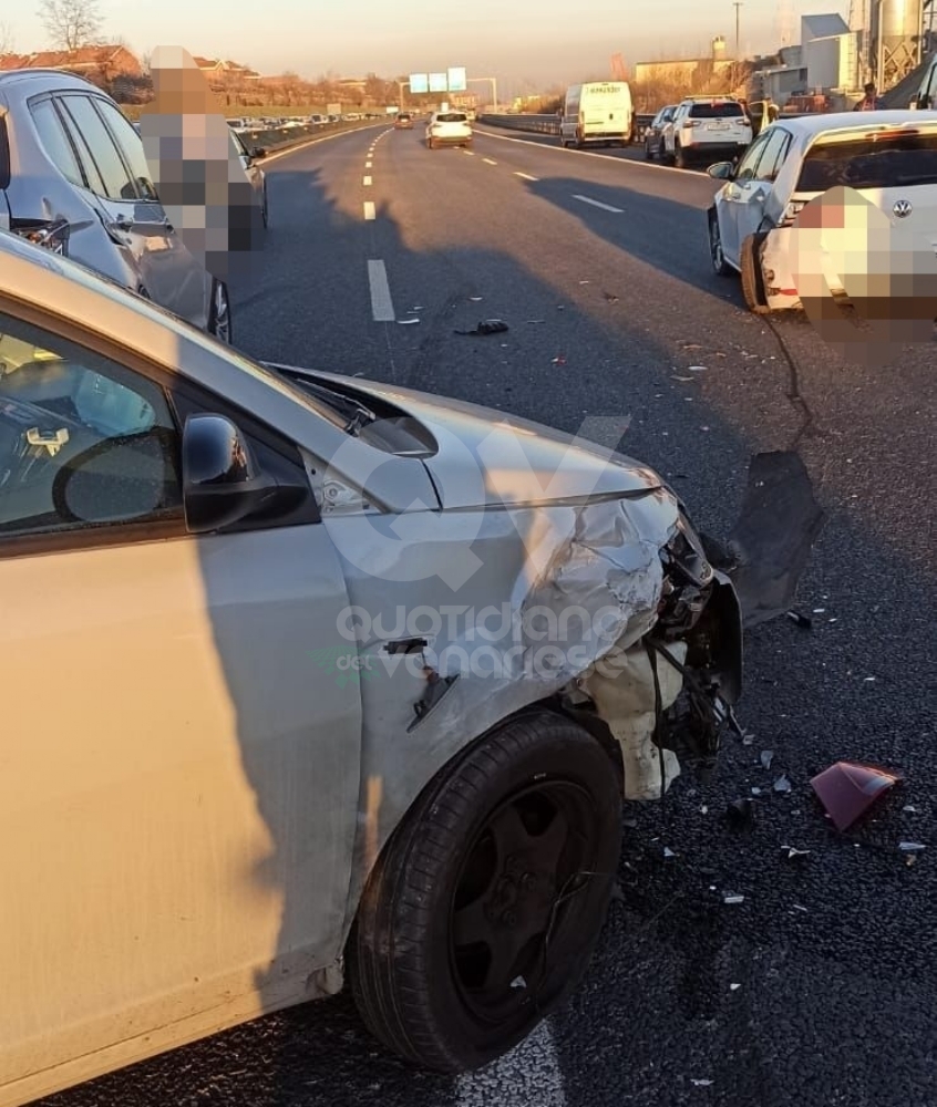 INCIDENTE IN TANGENZIALE A VENARIA - Scontro fra sei veicoli, tre persone ferite - FOTO