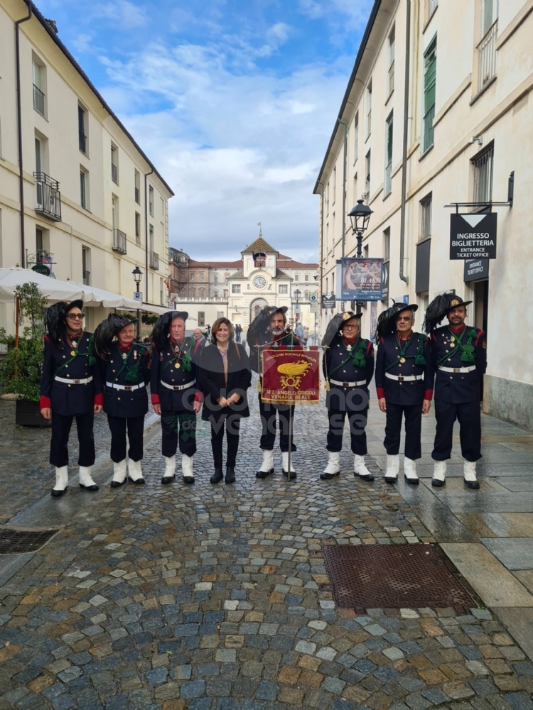 VENARIA - Concerto «inaspettato» della Fanfara dei Bersaglieri di Abbiategrasso dopo la gita in Reggia - FOTO E VIDEO