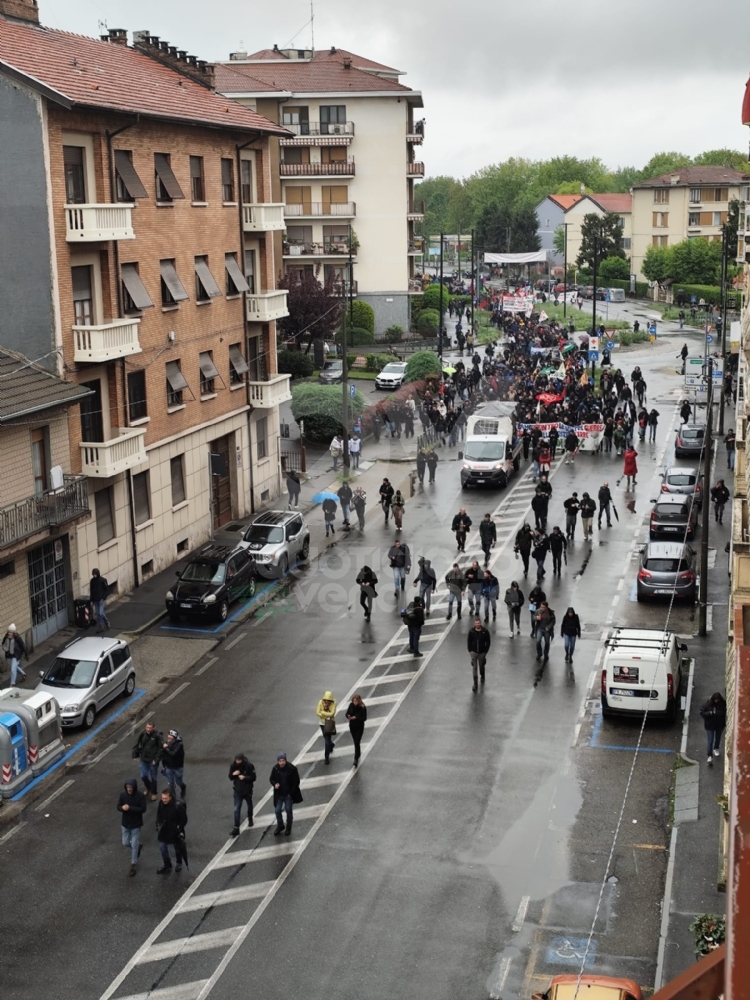 G7 A VENARIA - Corteo di protesta, manifestanti bloccano la tangenziale: caos e code - FOTO