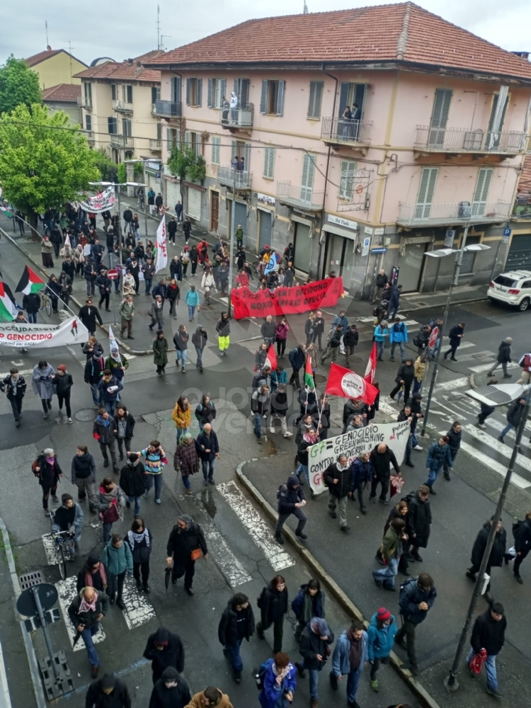 G7 A VENARIA - Manifestanti bruciano i volti dei capi di Stato e una bandiera americana - FOTO e VIDEO