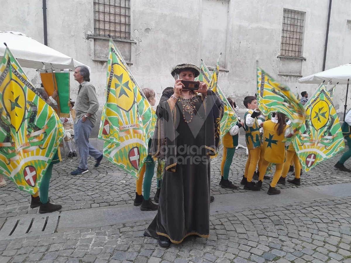 VENARIA - In centro la grande sfilata per i «Giochi Giovanili della Bandiera» - FOTO