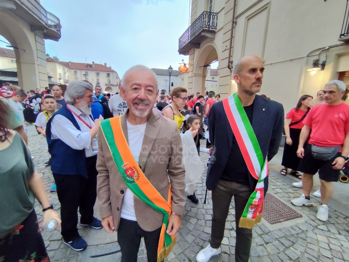 VENARIA - In centro la grande sfilata per i «Giochi Giovanili della Bandiera» - FOTO