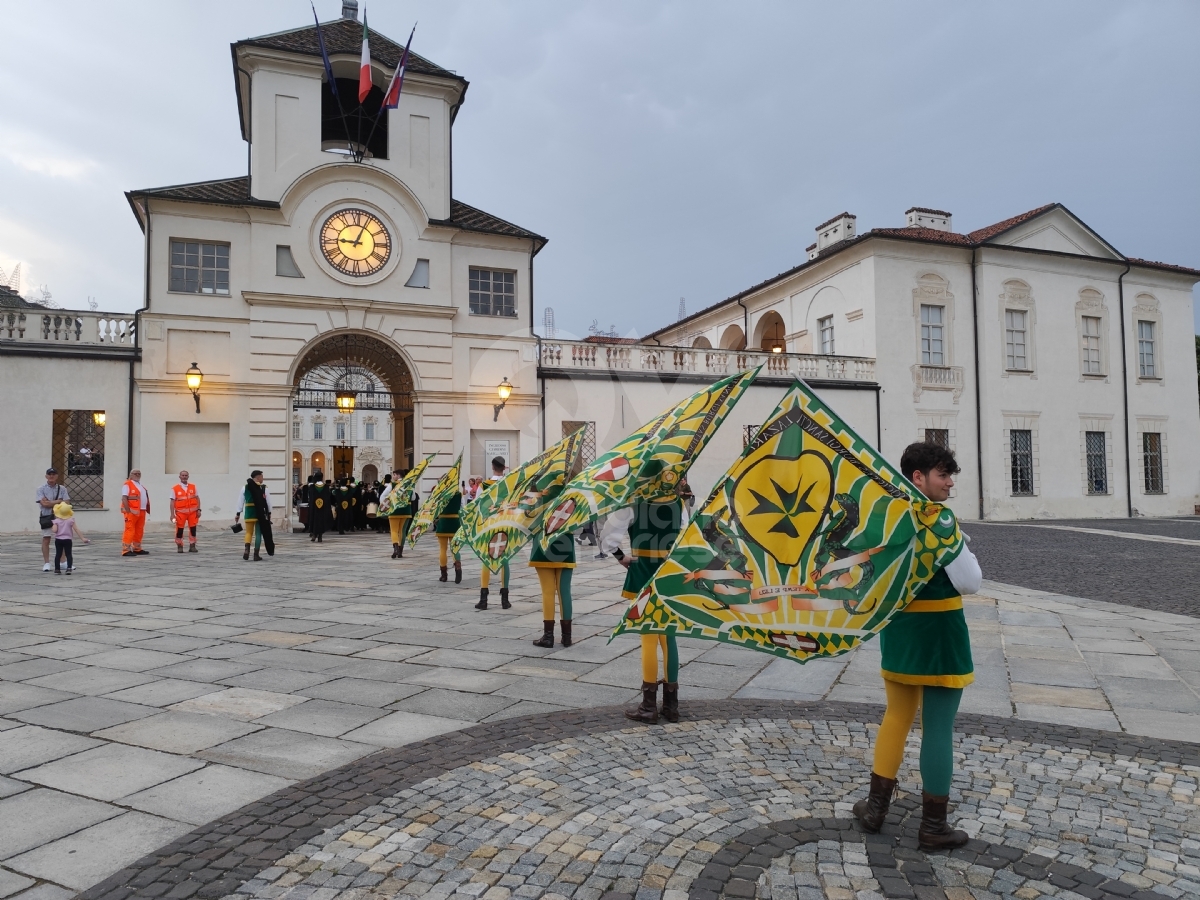 VENARIA - In centro la grande sfilata per i «Giochi Giovanili della Bandiera» - FOTO