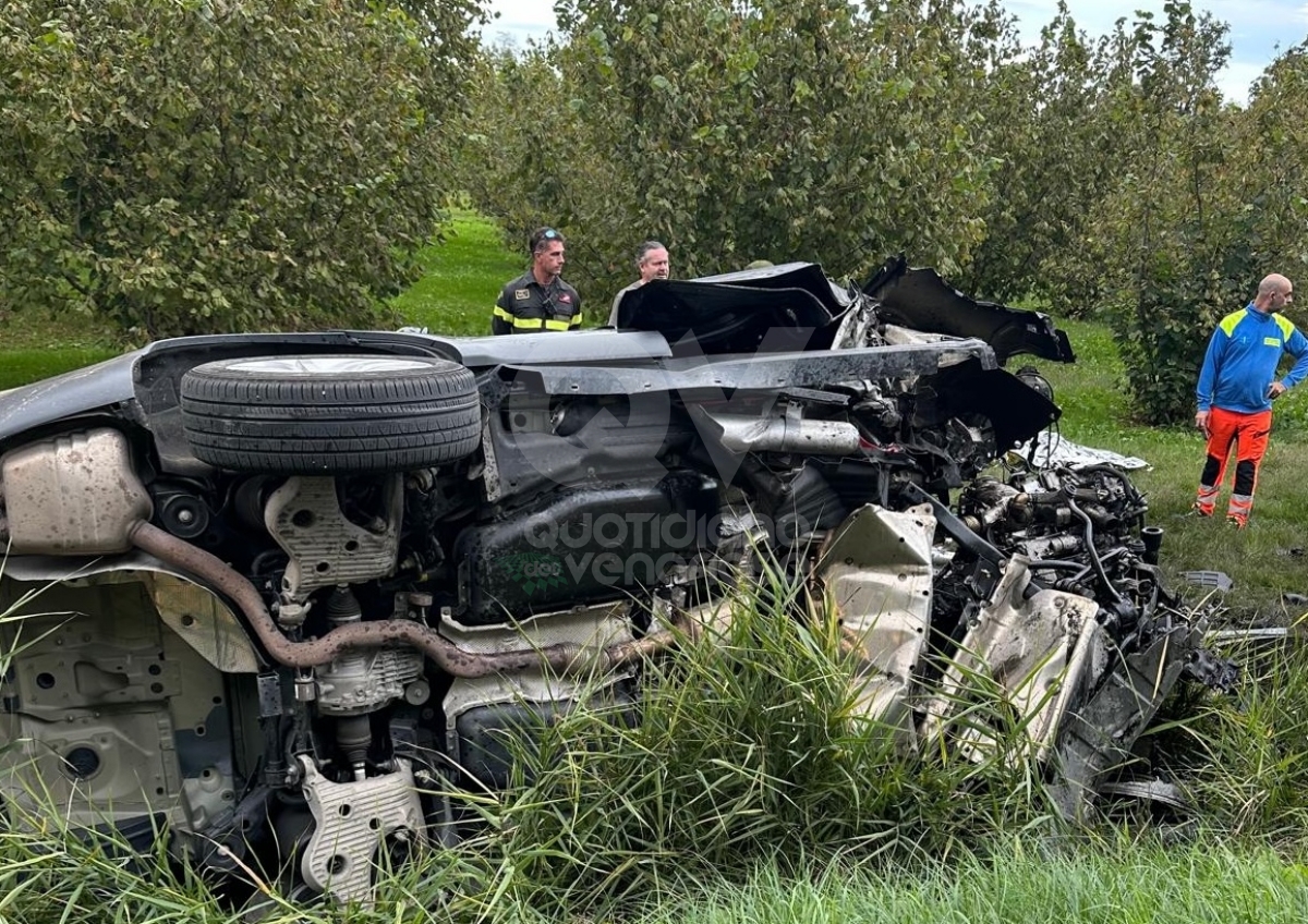 INCIDENTE A ROBASSOMERO - Auto finisce fuori strada: conducente ferito, cane morto - FOTO