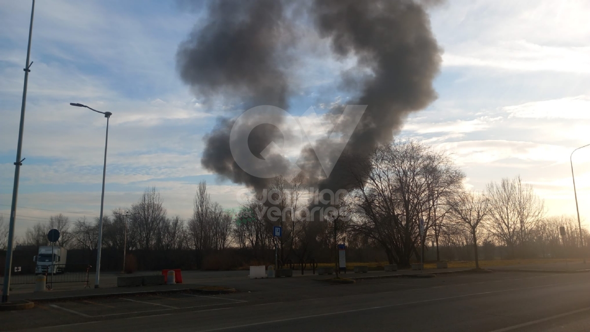 INCENDIO TRA TORINO, SAVONERA E VENARIA - A fuoco dei rifiuti: colonna di fumo visibile a distanza - FOTO