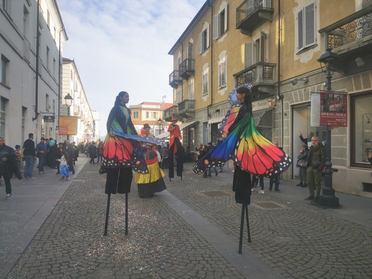 VENARIA - Musica, coriandoli e tanto divertimento: successo per il «Real Carnevale» - FOTO