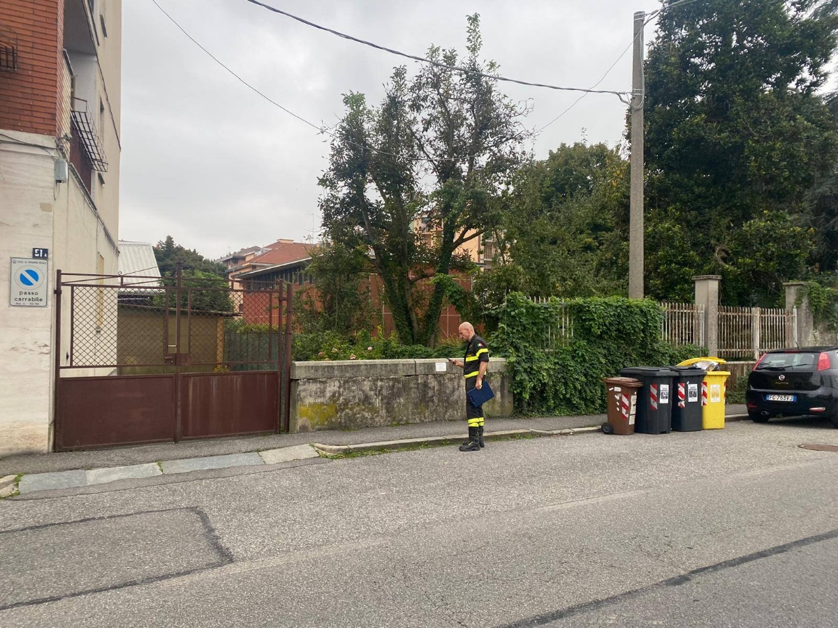 VENARIA - Iniziata la pulizia del canale irriguo di via Mascia Quirino: vigili del fuoco protagonisti - FOTO