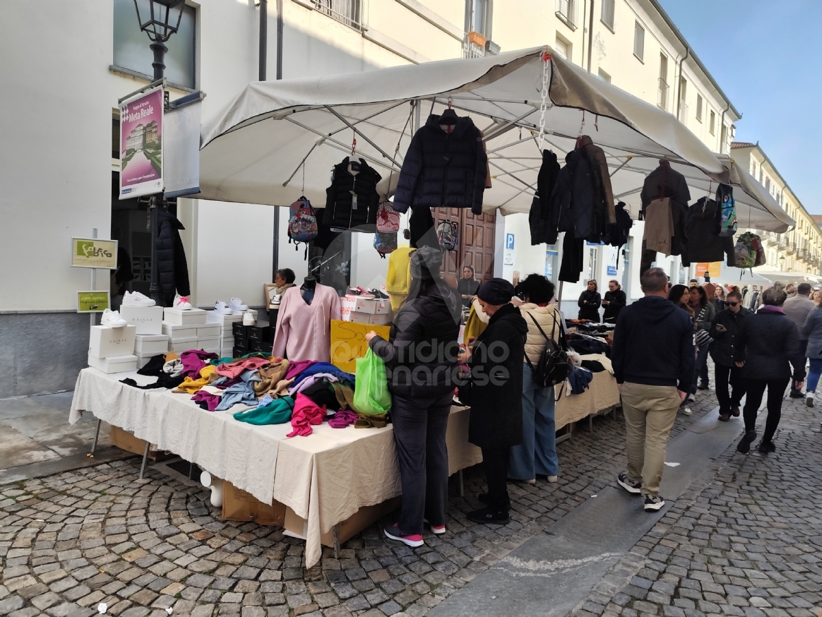 VENARIA - Centro gremito per il mercato del «Crocetta Più in Tour» - FOTO