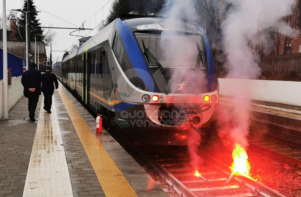 VENARIA - Il treno prende fuoco e una persona è intossicata: ma è solo una simulazione - FOTO