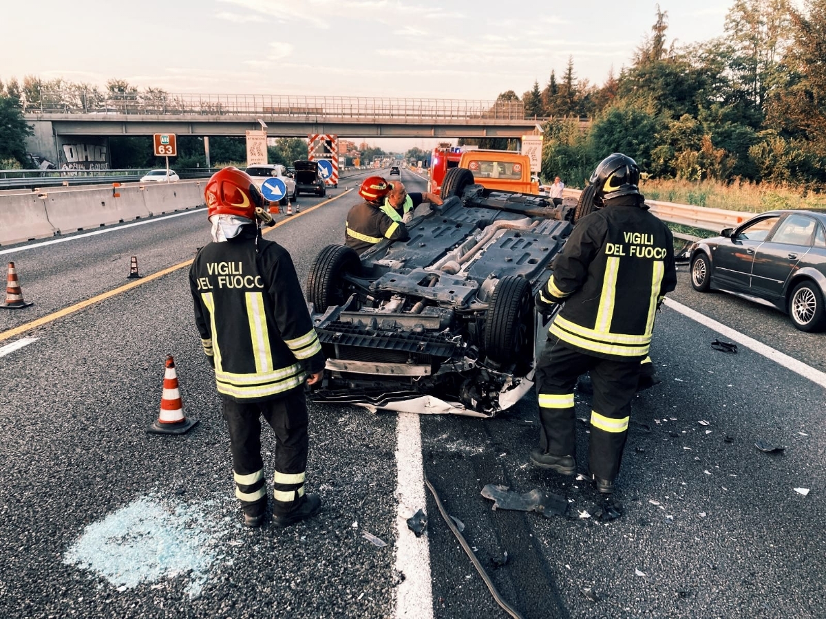 ALPIGNANO - Dall'incidente in tangenziale al pappagallo recuperato: duro lavoro per i Vigili del Fuoco - FOTO