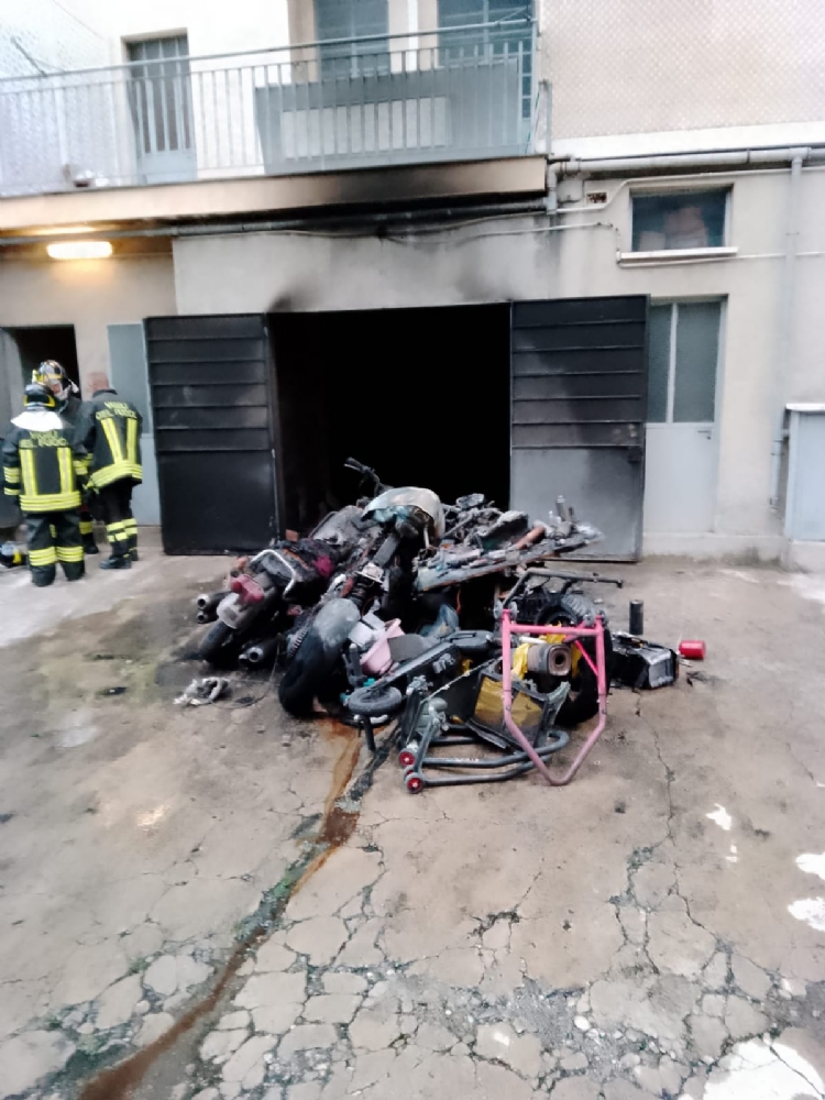 GRUGLIASCO - Furioso incendio in un garage: tre moto distrutte e balcone del condominio vicino inagibile - FOTO