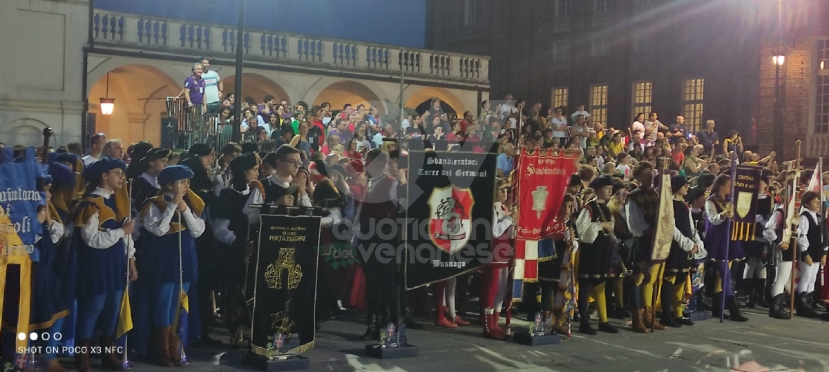 VENARIA - In centro la grande sfilata per i «Giochi Giovanili della Bandiera» - FOTO