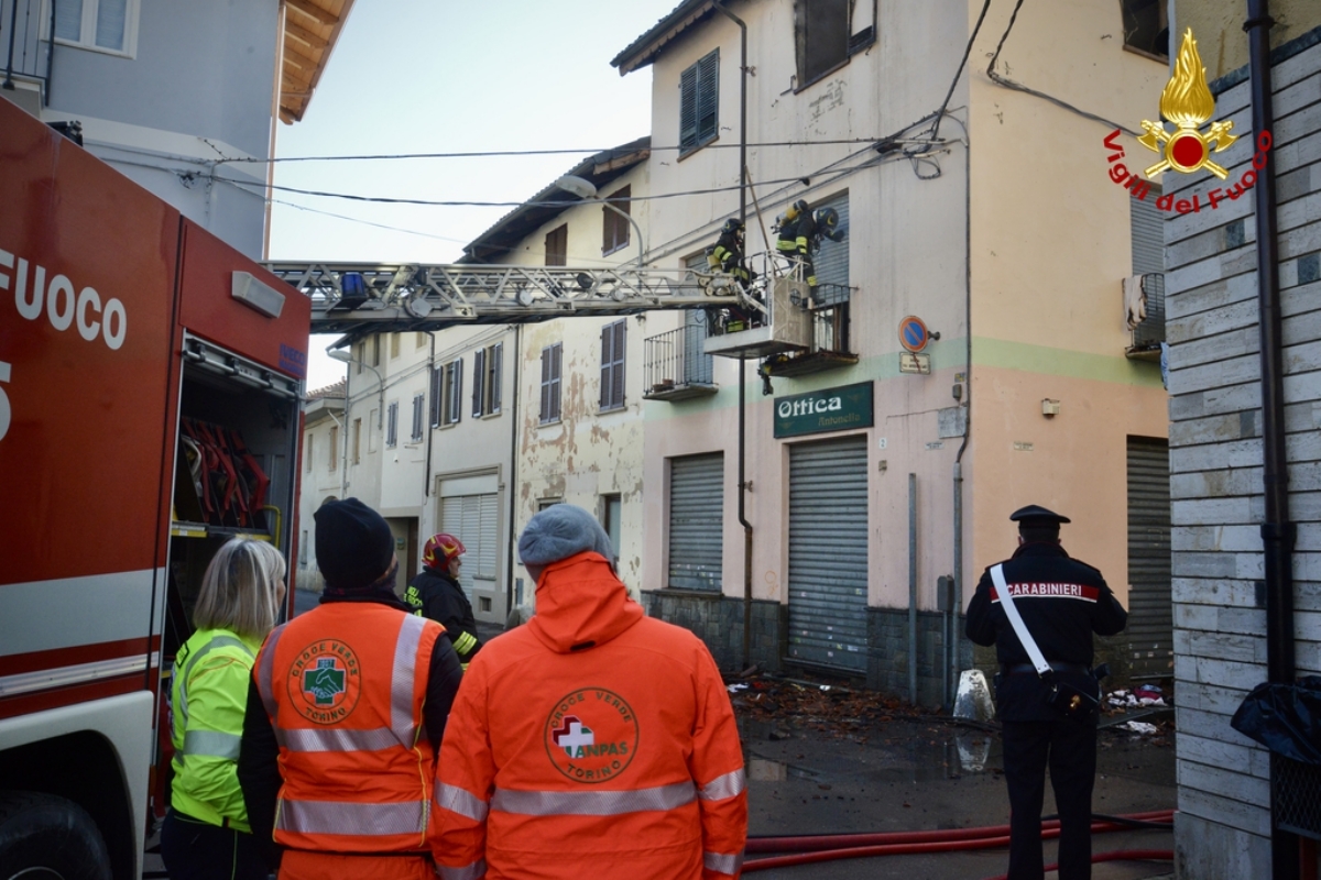 INCENDIO A MATHI - In un alloggio in via Caporossi: mamma e tre figli scappano in tempo - FOTO E VIDEO