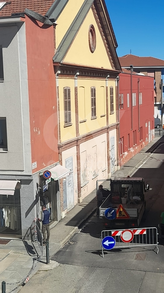 VENARIA - Si stacca una lamiera da un palazzo: gli alunni della primaria danno l'allarme - FOTO